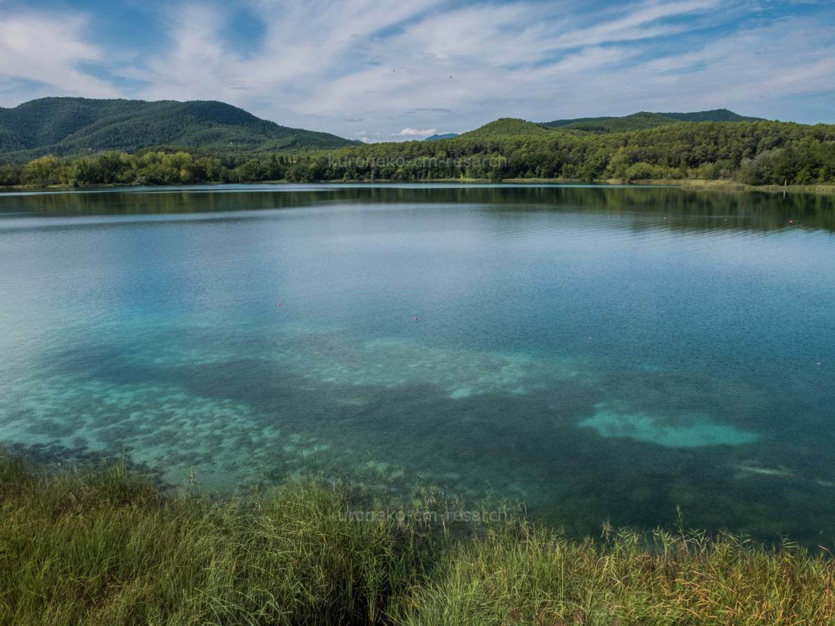 バニョラス湖の湖面